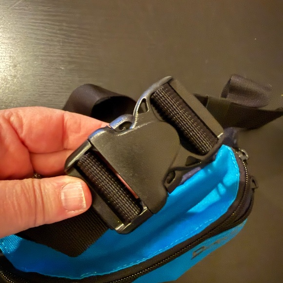 DAKINE navy/turq waist belt bag. Great condition, shows no wear. - Picture 3 of 4